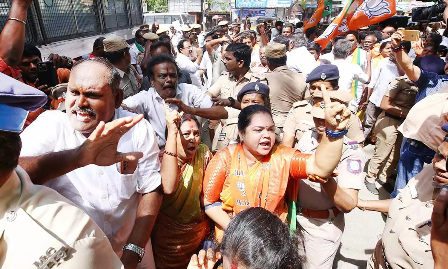 திமுக அரசை எதிர்த்து பாடை கட்டிப் போராட்டம்…. போலீசாருடன் திடீர் தள்ளுமுள்ளு… பாஜகவினர் 300 பேர் கைது…!!