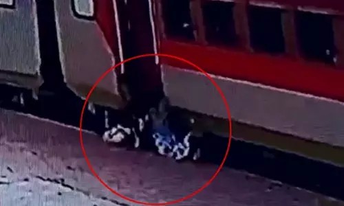 ஓடும் ரயிலில் ஏற முயன்ற இளம் பெண்… ‌ சட்டென நடந்த விபரீதம்… நெஞ்சை பதற வைக்கும் வீடியோ….!!!