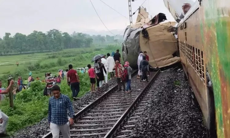 மே.வங்கம் ரயில் விபத்து…. காரணம் இது தானா?…. பரபரப்பு தகவல்….!!!