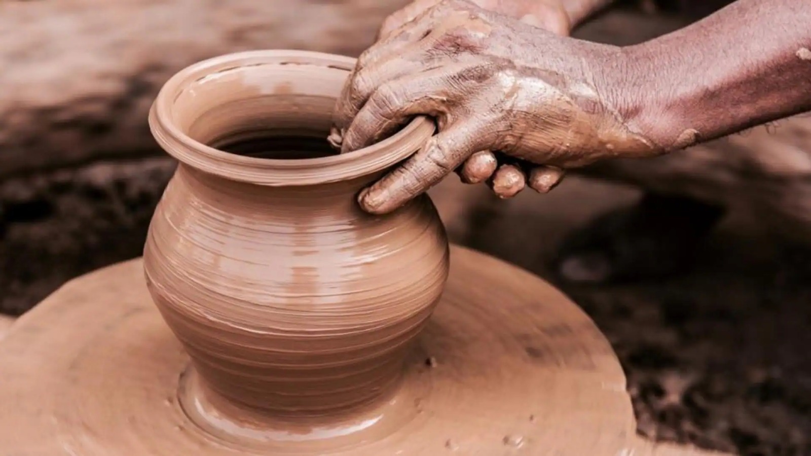 இனி கட்டணமின்றி மண் எடுக்கலாம்…. மண்பானை தொழில் செய்வோருக்கு குட் நியூஸ்…. அதிரடி உத்தரவு போட்ட முதல்வர்…!!