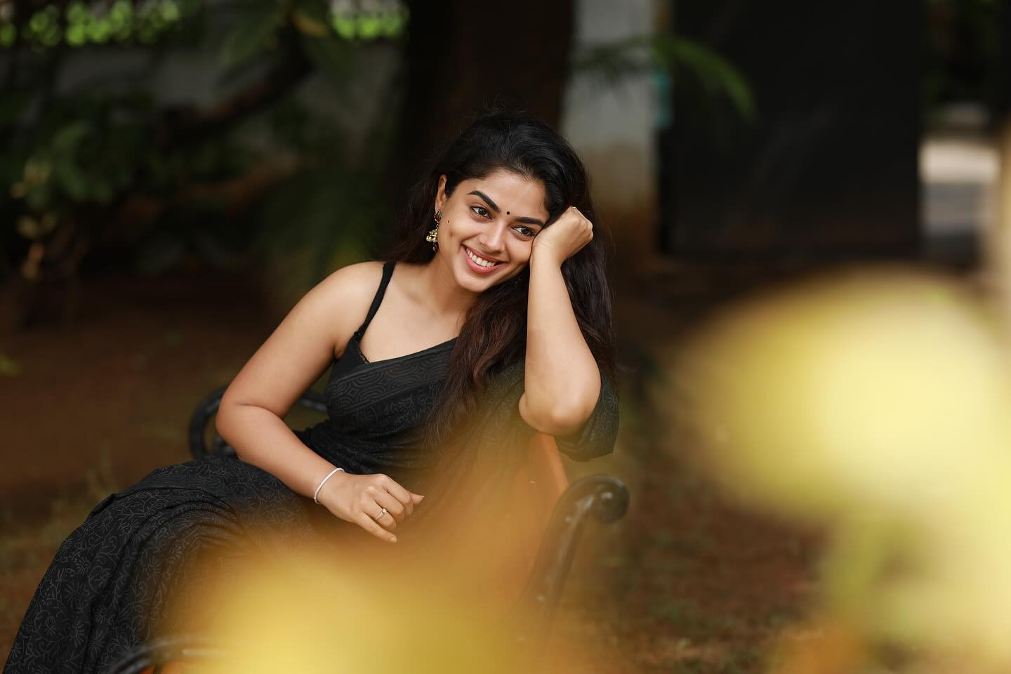 “கன்னக்குழி அழகி”… மாடர்ன் உடையில் மயக்கும் பிரபல சிம்பு பட நடிகை… அசத்தல் கிளிக்ஸ்…!