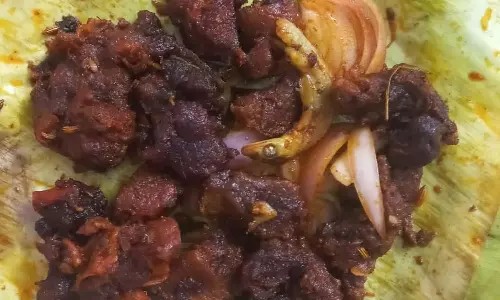 பிரபல ஹோட்டலில் வாங்கிய உணவில் “பல்லி”…  அதிர்ச்சியில் போலீஸ் அதிகாரி மகன்… பரபரப்பு புகார்…!!