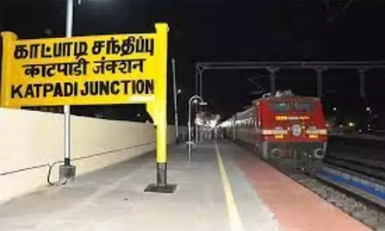 ரயிலின் முன் பகுதியில் தொங்கிய உருவம்…. அலறி அடித்து ஓடிய பயணிகள்… பெரும் பரபரப்பு சம்பவம்…!!!