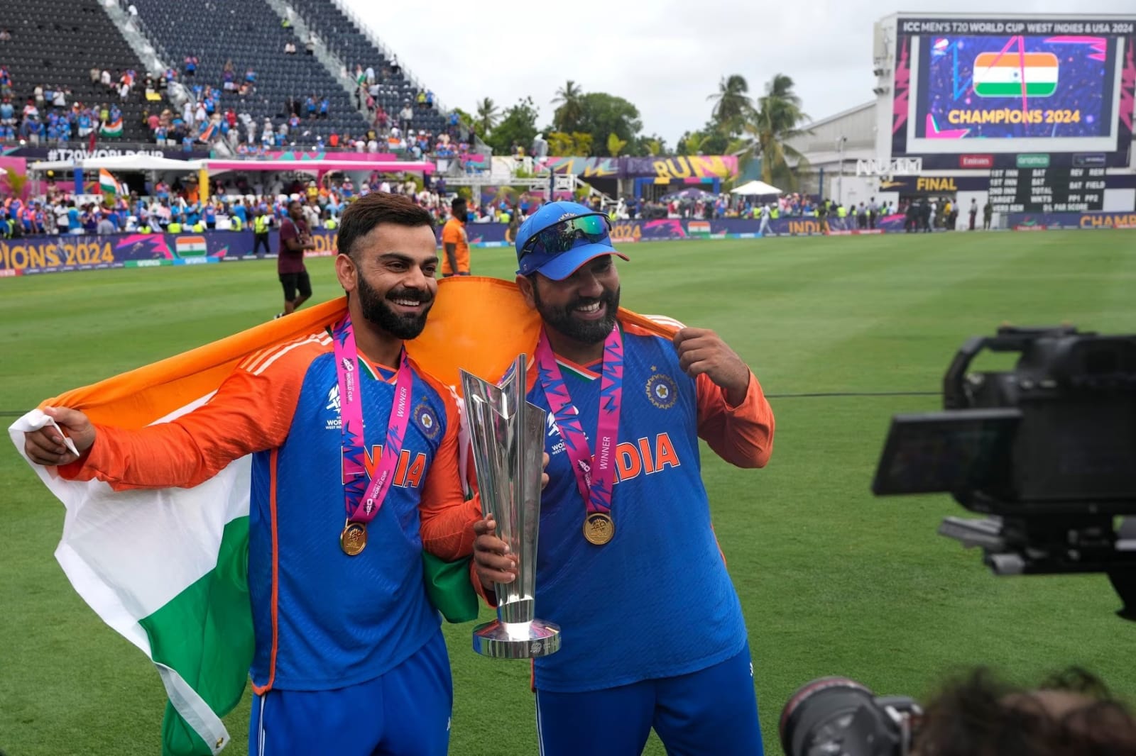 கோலியை தொடர்ந்து ஓய்வை அறிவித்தார் ரோகித் சர்மா…. அதிர்ச்சியில் ரசிகர்கள்…!!!