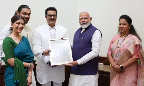 டெல்லிக்கு சென்ற நடிகர் சரத்குமார் குடும்பம்… பிரதமர் மோடியை சந்தித்து நேரில் அழைப்பு… ஏன் தெரியுமா…?
