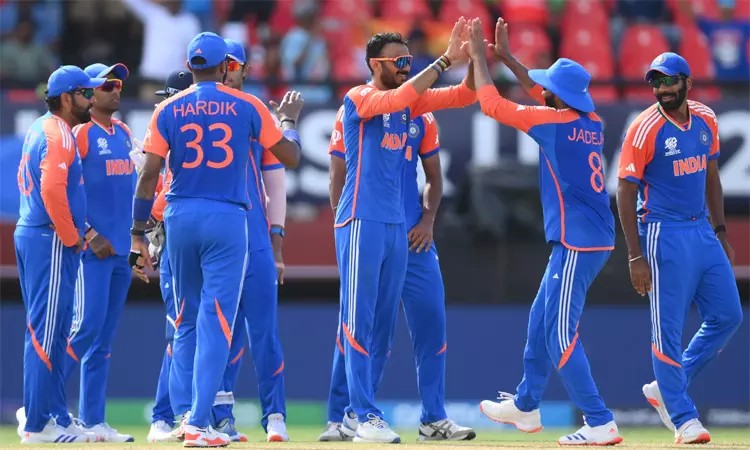 அக்சர் படேல், குல்தீப் யாதவ் அபாரம்…. இங்கிலாந்தை வீழ்த்தி இறுதிப் போட்டிக்கு முன்னேறியது இந்தியா…!!!