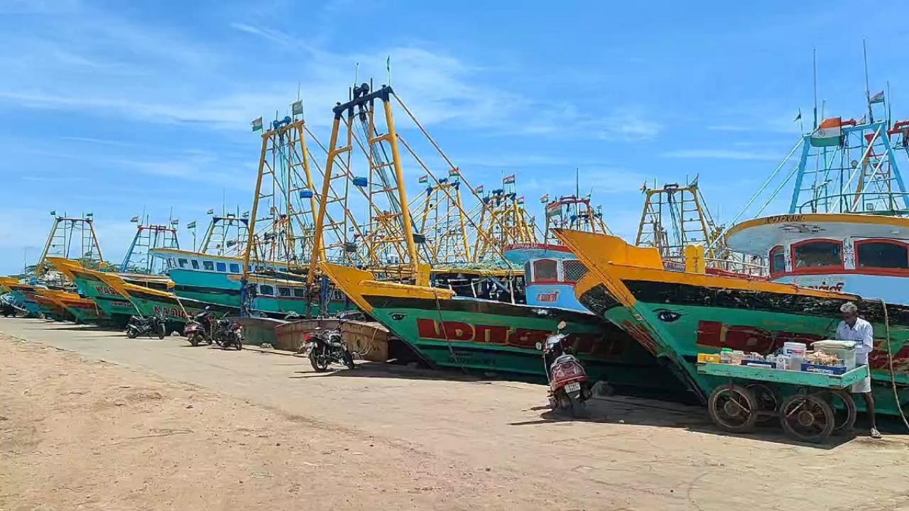 கடலில் மூழ்கி இறந்த மீனவர்கள்… 2-வது நாளாக நியாயம் கேட்டு வேலை நிறுத்தம்…!!