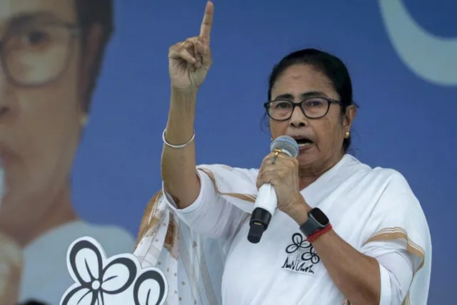 ரயில் பயணிகள் குறித்து மத்திய அரசுக்கு அக்கறையே இல்லை…. மம்தா பானர்ஜி குற்றசாட்டு…!!