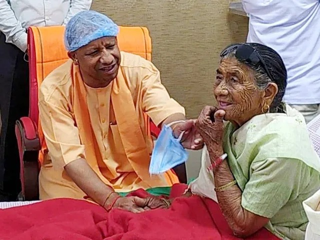 இரண்டு ஆண்டுகளுக்குப் பிறகு தாயை சந்தித்த யோகி ஆதித்யநாத்….நெகிழ்ச்சி….!!!