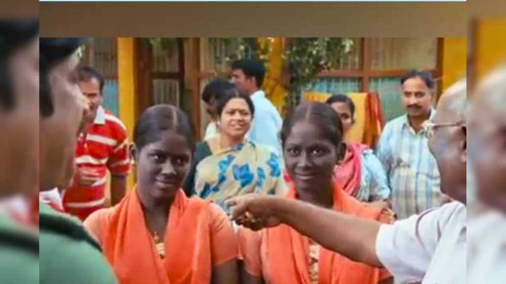 என்னாது..? இவங்கதான் அங்கவை, சங்கவையா…? நம்ப முடியலையேப்பா…? லேட்டஸ்ட் போட்டோவால் ஷாக்கில் ரசிகர்கள்..!!