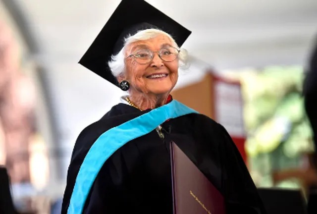 “கல்விக்கு வயது தடையில்லை” 105 வயதில் பட்டம் பெட்ரா மூதாட்டி…. பல வருட ஆசை நிறைவேறியது…!!