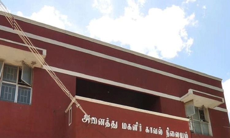 போலீசுக்கும் போலீசுக்கும் சண்டை…. அதை ஊரே வேடிக்கை பார்க்குது… ஸ்டேஷனில் 2 பெண் போலீசார் மோதல்…!!!