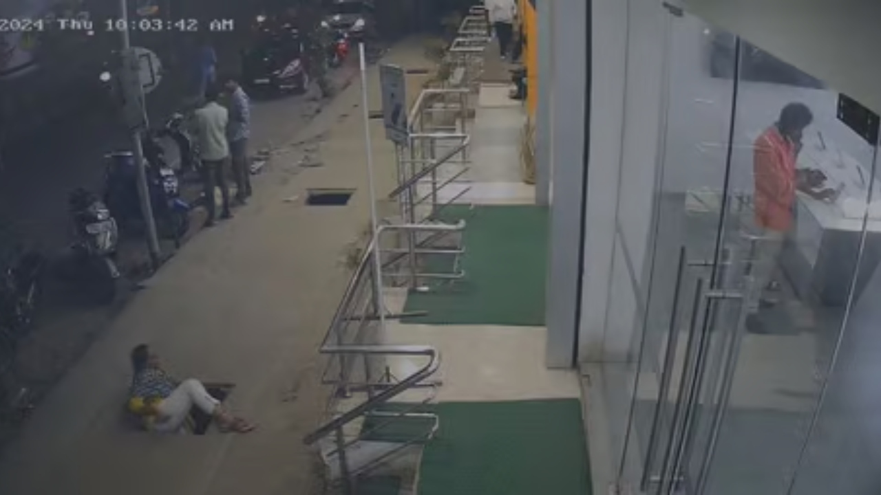 மூடப்பட்டாமல் இருந்த பாதாள சாக்கடை குழியில் விழுந்த பெண்…. வைரலாகும் சிசிடிவி காட்சிகள்…!!