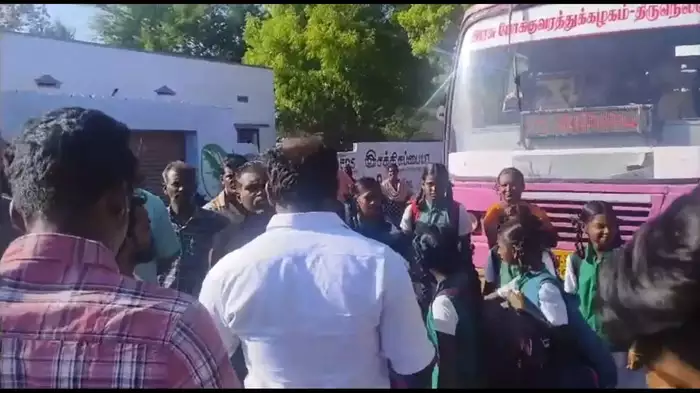 படிக்கட்டுகளில் தொங்கியபடி செல்லும் பள்ளி குழந்தைகள்… அரசு பேருந்தை மறித்து மக்கள் போராட்டம்….!!!