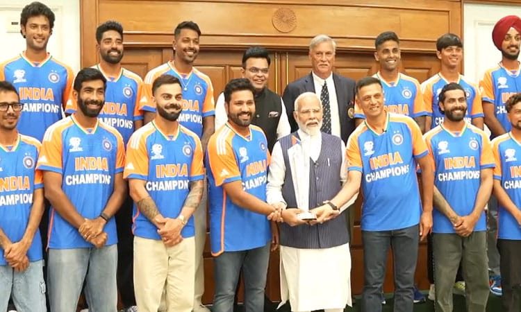 உலக கோப்பையை கையில் ஏந்திய பிரதமர் மோடி… இந்திய வீரர்களுக்கு நேரில் வாழ்த்து…!!!
