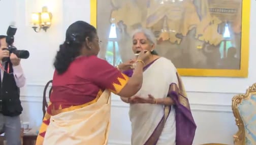 பட்ஜெட் 2024: நிதி அமைச்சர் நிர்மலா சீதாராமனுக்கு இனிப்பு ஊட்டி வாழ்த்து தெரிவித்தார் குடியரசு தலைவர்…!!!