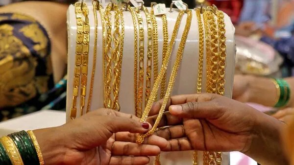 எதிர்பாரா அளவு குறைந்த தங்கம் விலை… நகை வாங்க சரியான டைம் வந்துடுச்சு மக்களே..!!!