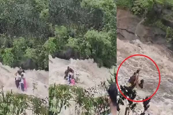 ஜாலியாக குளித்துக்கொண்டிருந்த குடும்பம்….. திடீரெனெ எமனாக வந்த வெள்ளம்…. அடித்துச்செல்லப்பட்ட அதிர்ச்சி வீடியோ…!!!