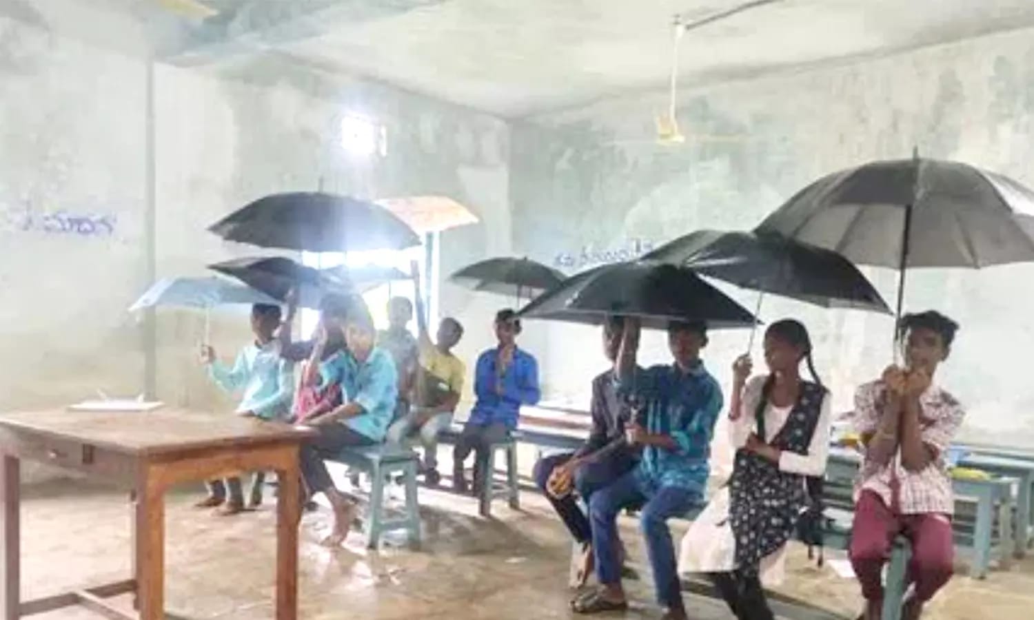 அடக்கொடுமையே…! வகுப்பறையில் குடைபிடித்தபடியே பாடம் கவனித்த மாணவர்கள்… அரசு பள்ளியில் இப்படி ஒரு அவலமா..?