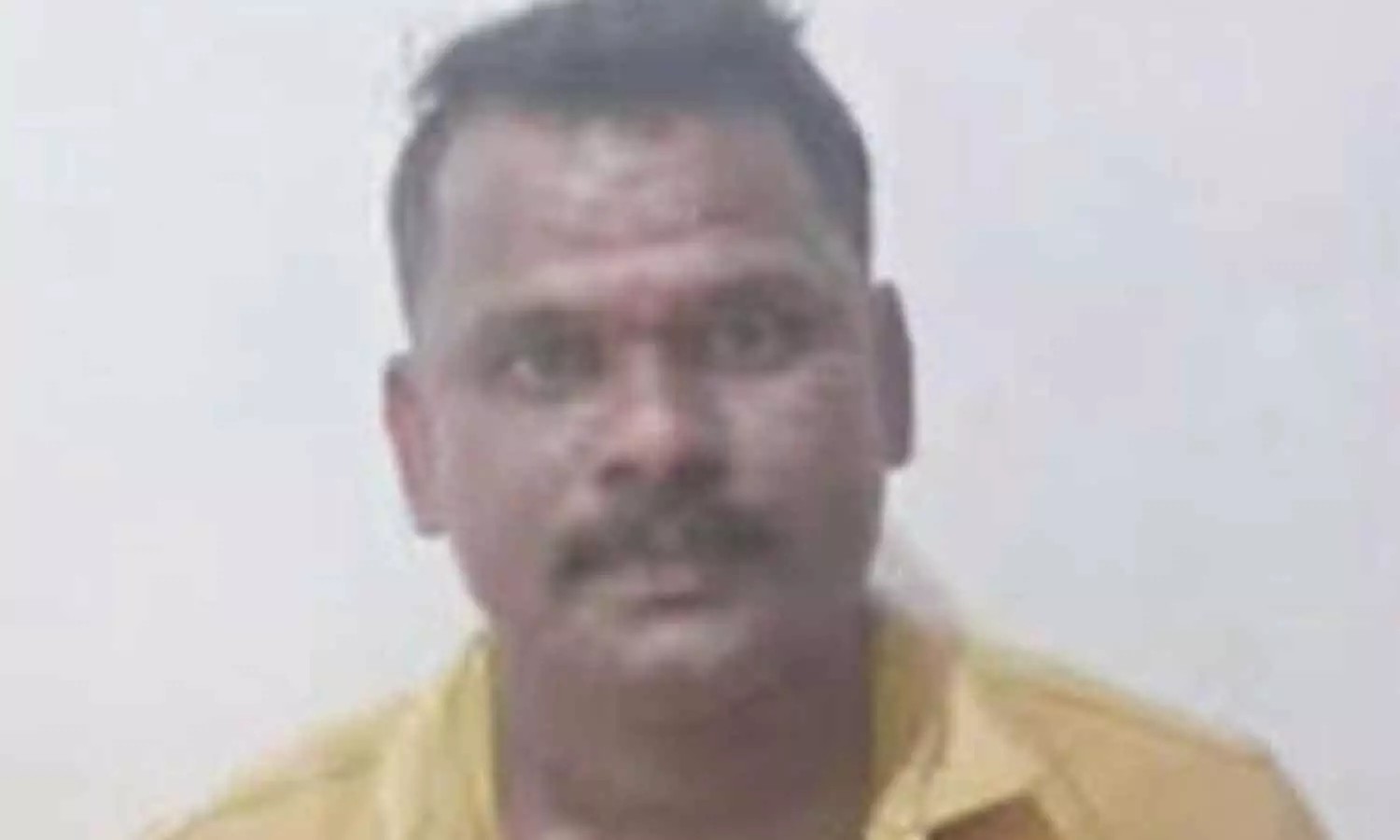 செம ஷாக்….! ஓடும் பஸ்ஸில் பள்ளி மாணவிக்கு முத்தம் கொடுத்த நடத்துனர்…. அதிர்ச்சியில் பயணிகள்…!!!
