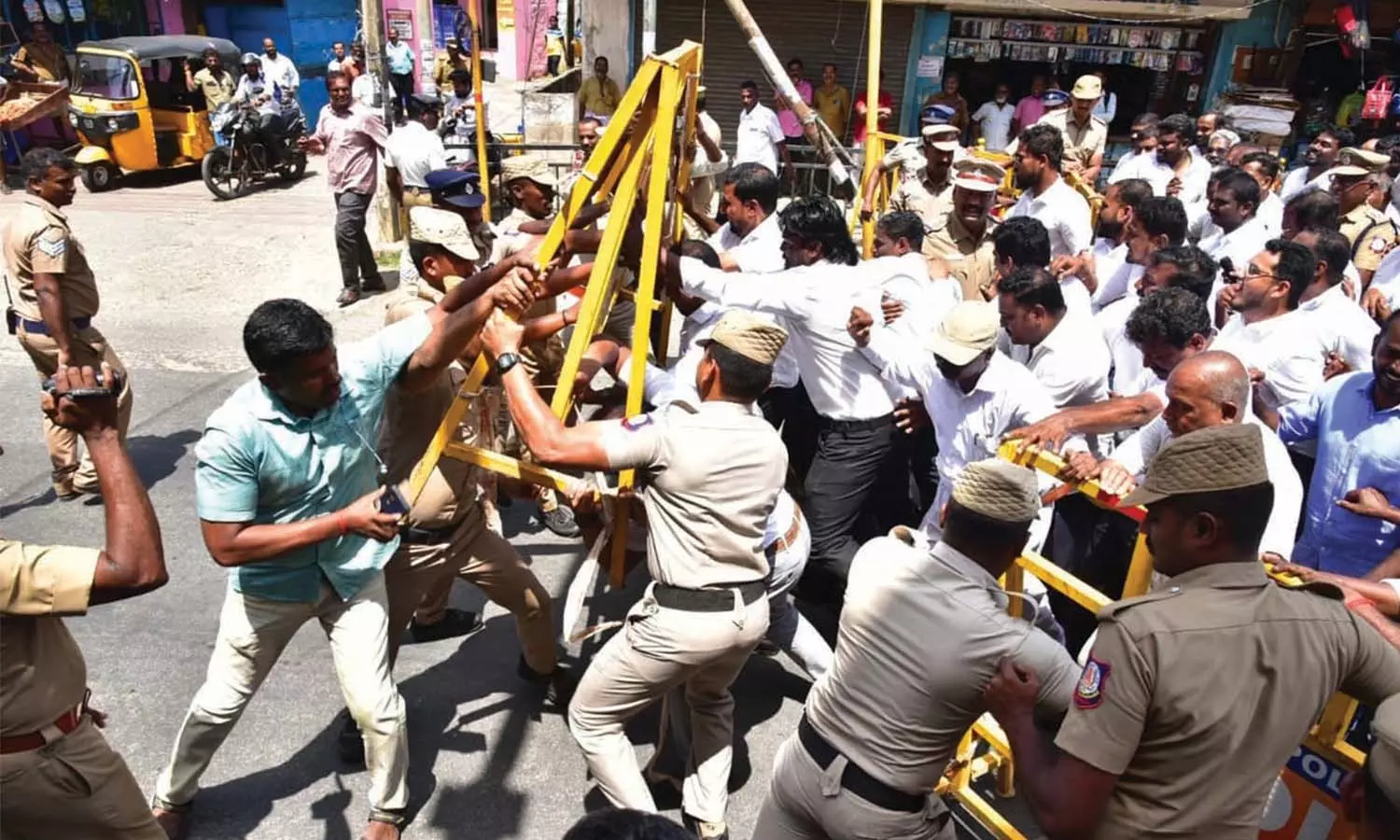 புதிய குற்றவியல் சட்டங்களை எதிர்த்து வக்கீல்கள் போராட்டம்…. 300 பேர் கைது… போலீஸ் நடவடிக்கை….!!!