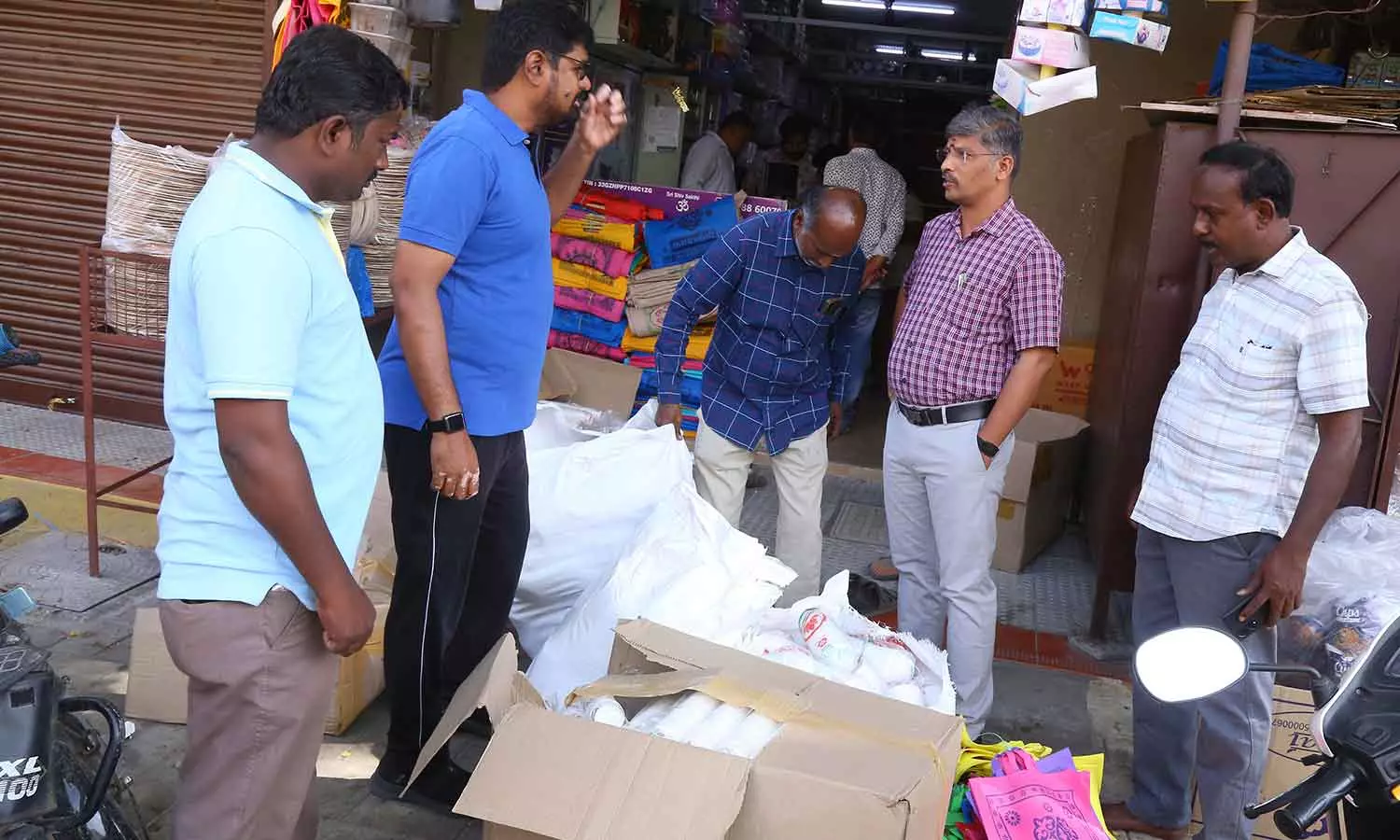 தீவிர சோதனை… சிக்கிய தடை செய்யப்பட்ட பொருள்… 5 கடைகளுக்கு தலா ரூ.1 லட்சம் அபராதம்.. அதிகாரிகள் நடவடிக்கை…!!