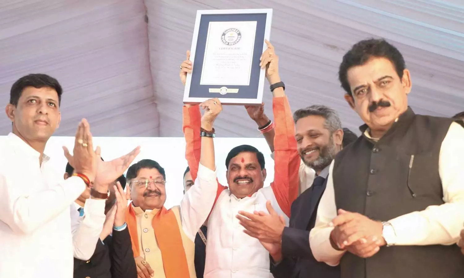 “ஒரே நாளில் 11 லட்சம் மரக்கன்றுகள்”… சாதனை படைத்த ஆளும் பாஜக அரசு…. கின்னஸ் புத்தகத்தில் இடம் பெற்று அசத்தல்…!!!