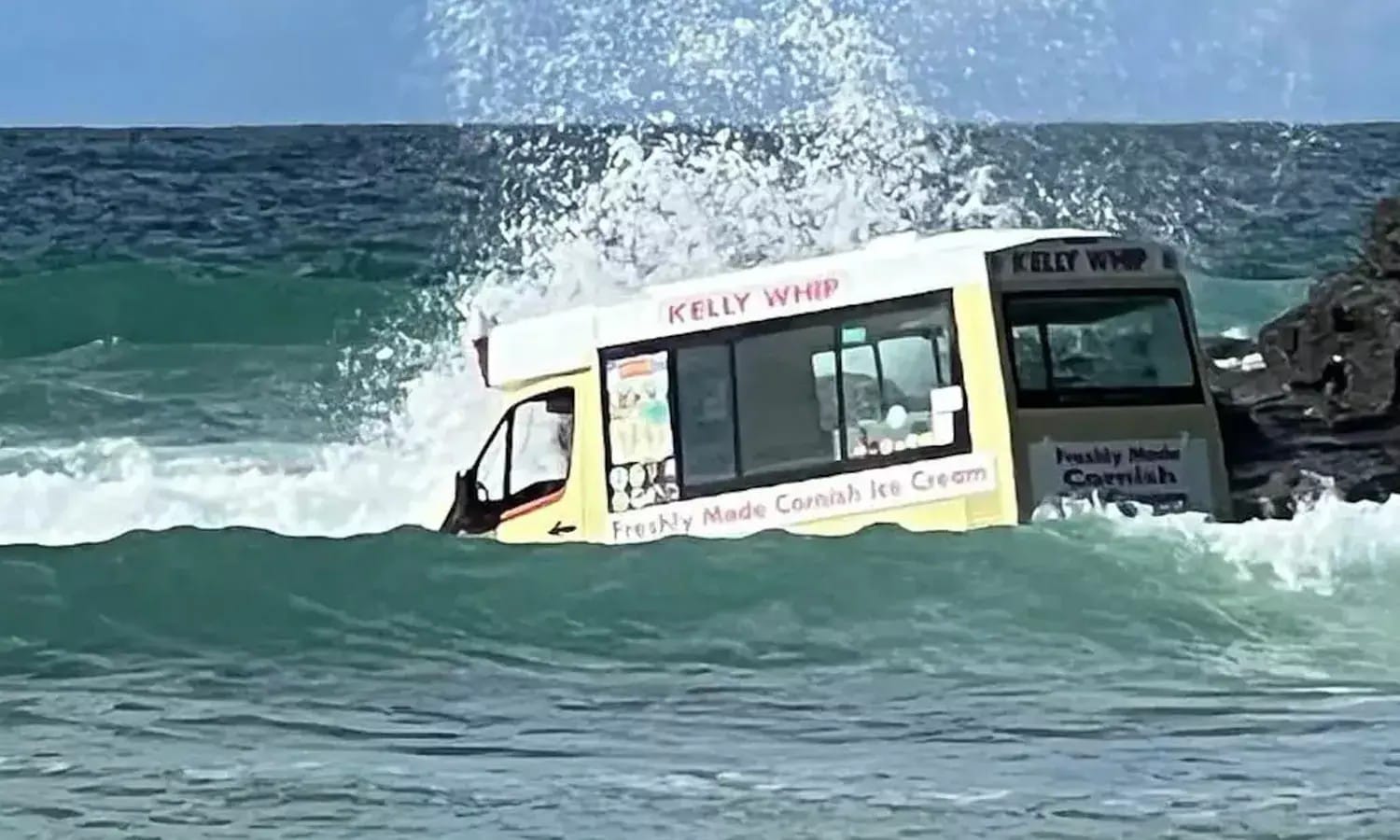 ராட்சத அலை… கடலுக்குள் இழுத்துச் செல்லப்பட்ட ஐஸ்கிரீம் வாகனம்… அதிர்ச்சி வீடியோ…!!