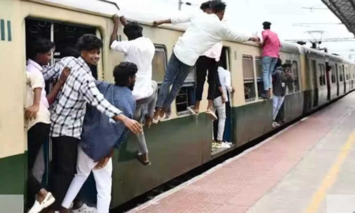 ரயிலில் ஜன்னலில் தொங்கியபடி அட்டகாசம் செய்யும் கல்லூரி மாணவர்கள்… அதிர்ச்சியில் பயணிகள்…!!!