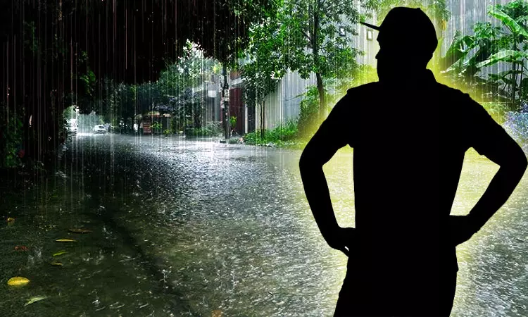 கொட்டும் மழையில் நண்பனை பார்க்க சென்ற வாலிபர்…. பைக்கில் சென்றபோது சட்டென நேர்ந்த விபரீதம்… பரிதாபமாக போன உயிர்…!!!