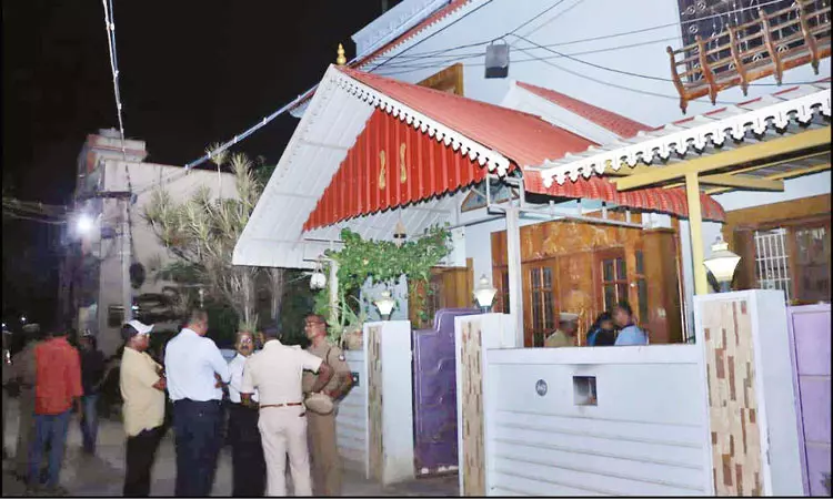 Ex. இஸ்ரோ விஞ்ஞானி வீட்டில் கைவரிசை…‌ 200 பவுன் நகைகள், ரூ.12 லட்சம் ரொக்கம் கொள்ளை…. தீவிர விசாரணையில் போலீஸ்…!!
