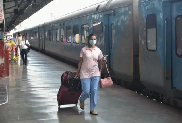 இது தெரியுமா பயணிகளே….! டிக்கெட் முன்பதிவில் போது 45 பைசாவுக்கு பயணக் காப்பீடு எடுத்தால் 10 லட்சம் கிடைக்கும்…!!