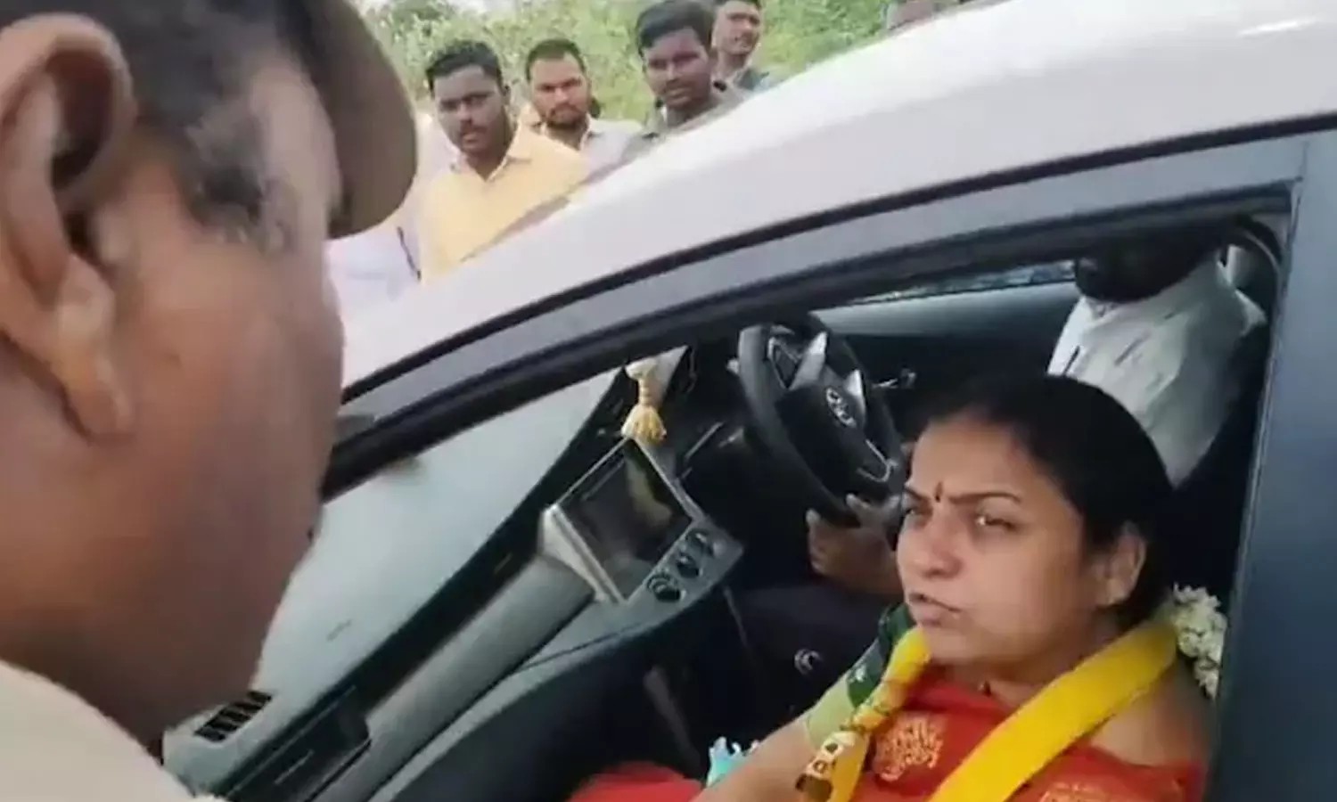 கூட்டத்தில் அசிங்கப்படுத்திய அமைச்சர் மனைவி… கடைசியில் சல்யூட் அடித்த போலீஸ்காரர்…. அதிர்ச்சி வீடியோ..!!
