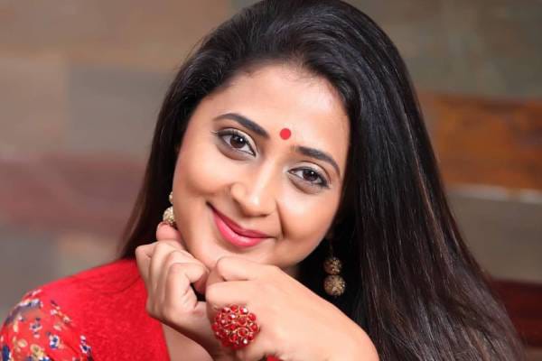 தொடையழகில் ரம்பாவை மிஞ்சிடுவார் போலையே… நீச்சல் உடையில் அப்படி ஒரு போஸ்… எதிர்நீச்சல் சீரியல் கனிகாவா இது…!