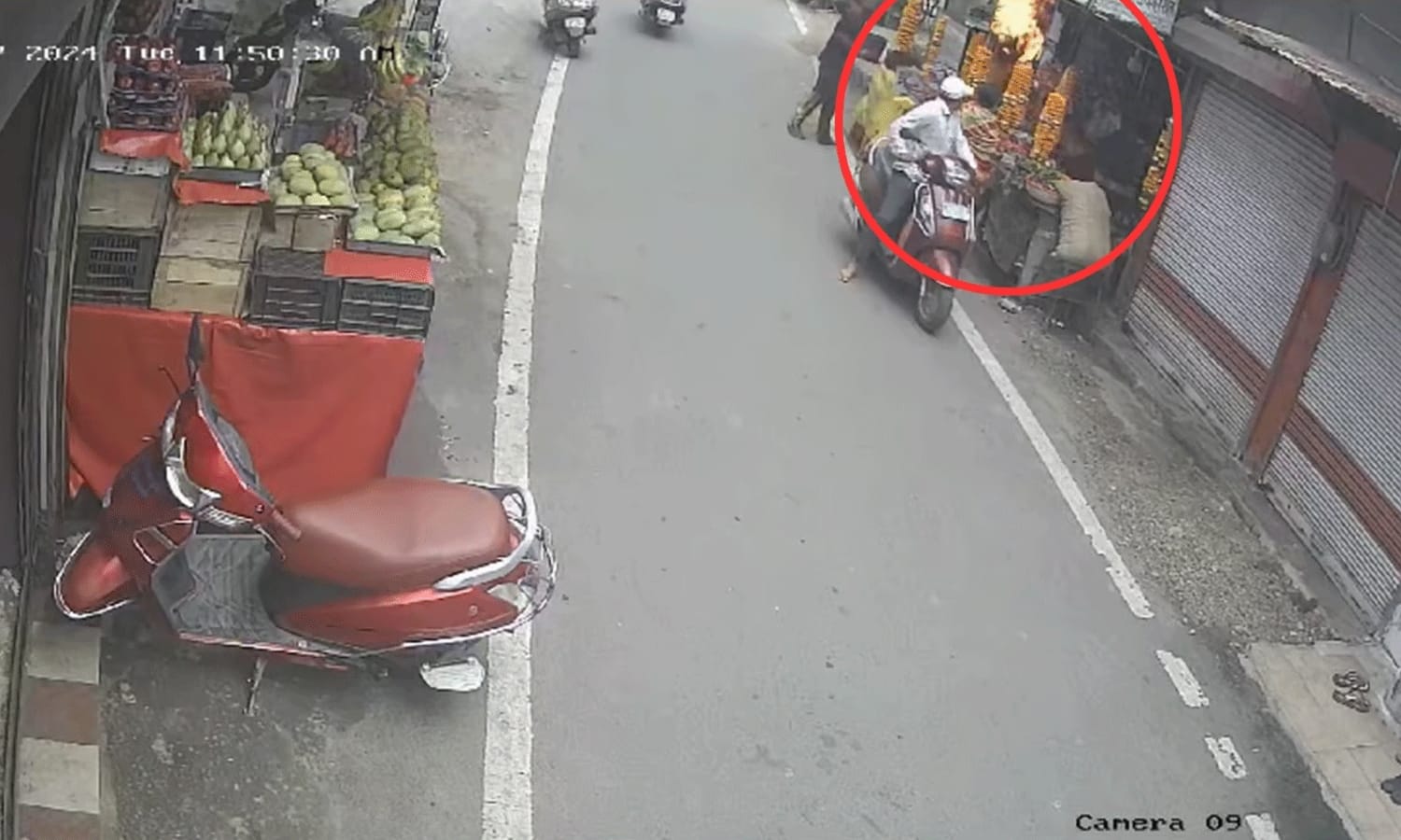 உச்சகட்ட கொடூரம்…! காதலிக்க மறுத்த பெண்ணை உயிரோடு தீ வைத்து எரித்த நபர்… வைரலாகும் பகீர் வீடியோ…!!!