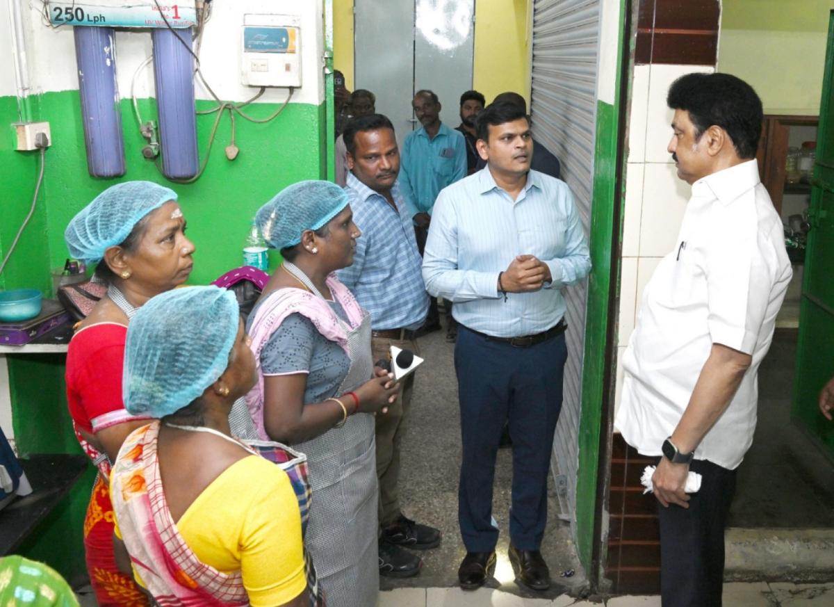 “திடீர் விசிட்”… நேரடியாக களத்தில் இறங்கிய முதல்வர் ஸ்டாலின்… அம்மா உணவகத்தில் அதிரடி ஆய்வு…!!!