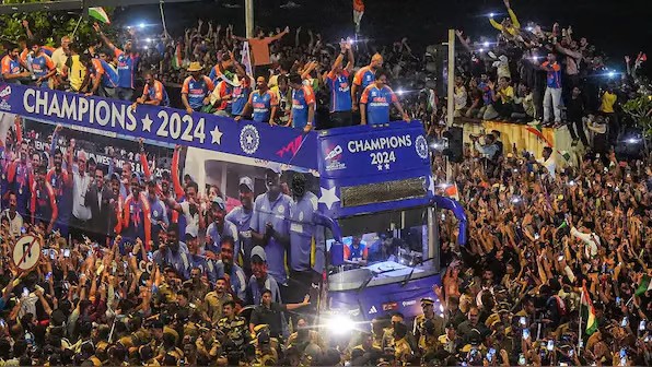 திறந்த வெளி பேருந்தில் இந்திய அணியின் வெற்றி ஊர்வலம்… திடீரென வெடித்த சர்ச்சை…‌ வலுக்கும் கண்டனங்கள்…!!