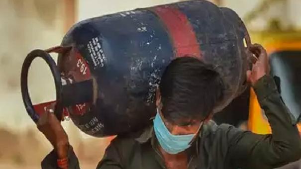 BREAKING: சிலிண்டர் விலை குறைந்தது…. மாதத்தின் முதல் நாளே வந்த குட் நியூஸ்…!!!