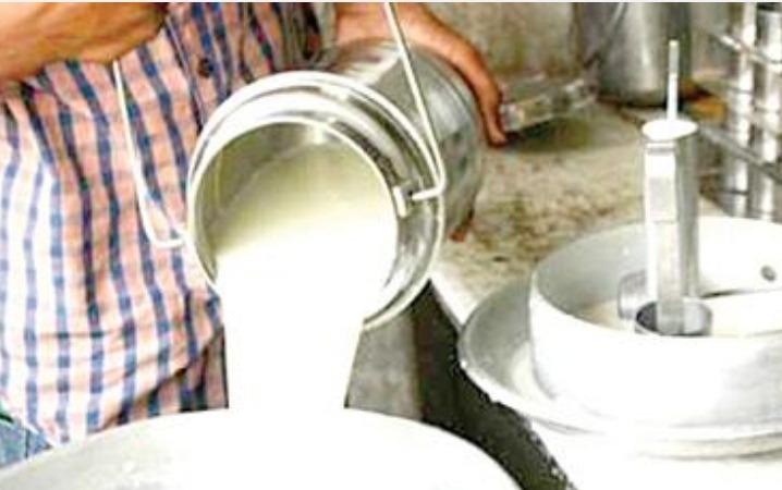 1 லிட்டர் பால் விலை ரூ.370-ஐ எட்டியது….. பாகிஸ்தான் மக்களுக்கு ஷாக் கொடுத்த அரசு…!!