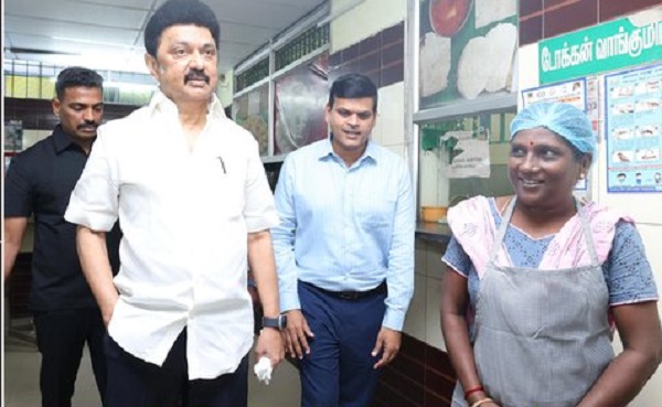 அம்மா உணவகங்களில் திடீர் ஆய்வு…. பின்னர் முதல்வர் போட்ட அதிரடி உத்தரவு…!!
