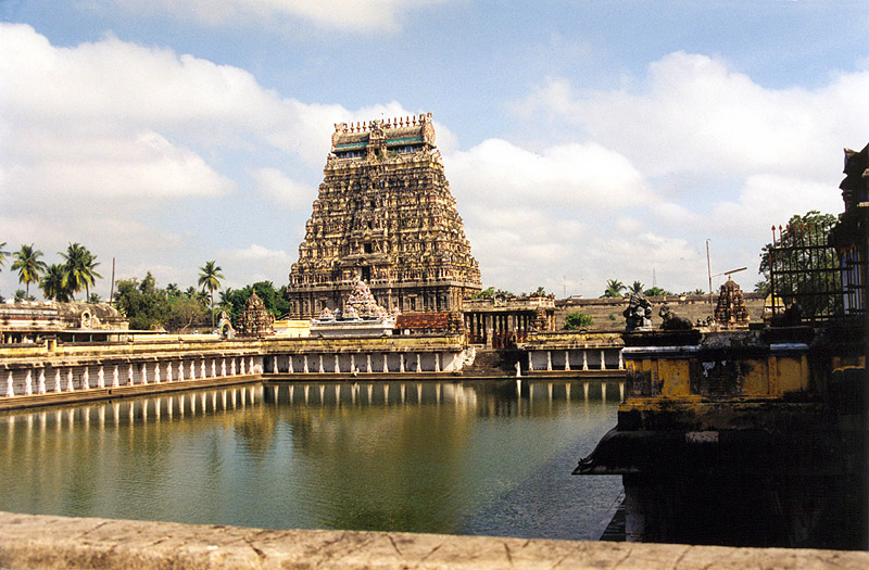 சென்னை ஐகோர்ட் உத்தரவு எதிரொலி… பிரசித்தி பெற்ற சிதம்பரம் நடராஜர் கோவிலின் கனக சபைக்குள் சென்ற பக்தர்கள்…!!!