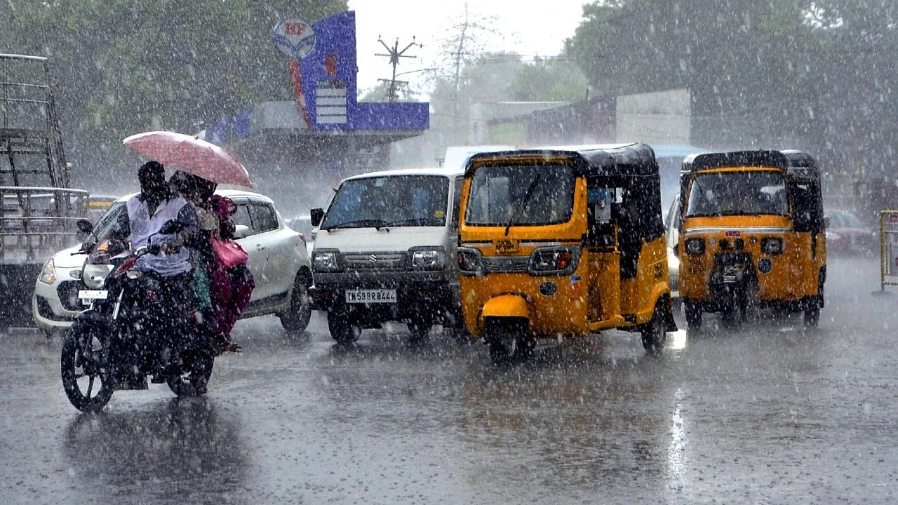 சட்டென மாறுது வானிலை… “மேகம் கருக்குது மழை வர பாக்குது”… மொத்தம் 8 மாவட்டங்கள்… அடுத்த 3 மணி நேரத்திற்கு.. மக்களே உஷார்..!!
