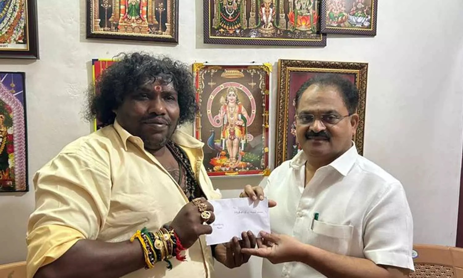 இந்த மனசு யாருக்கு வரும்?… நலிவடைந்த நடிகர்களுக்கு உதவிக்கரம் நீட்டிய யோகி பாபு…!!!
