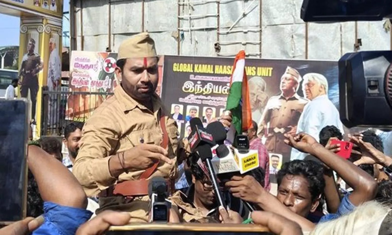 இந்தியன் தாத்தா கெட்டப்…. கையில் தேசியக்கொடி…. குதிரையில் வந்த கூல் சுரேஷின் வைரல் வீடியோ…!!