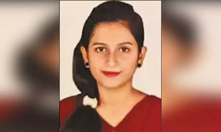 “ஒரு தலை காதல்”…. தண்டவாளத்தில் சடலமாக கிடந்த பெண்…. நெஞ்சை பதற வைக்கும் கொடூர கொலை…!!