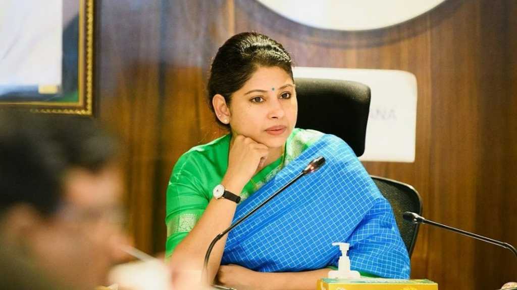 மாற்றுத்திறனாளிகளுக்கு எதுக்கு IAS பணி….? இதுக்கெல்லாம் அவங்க உடம்பு ஒத்துழைக்காது…. ஐஏஎஸ் அதிகாரி சர்ச்சை பேச்சு….!!!