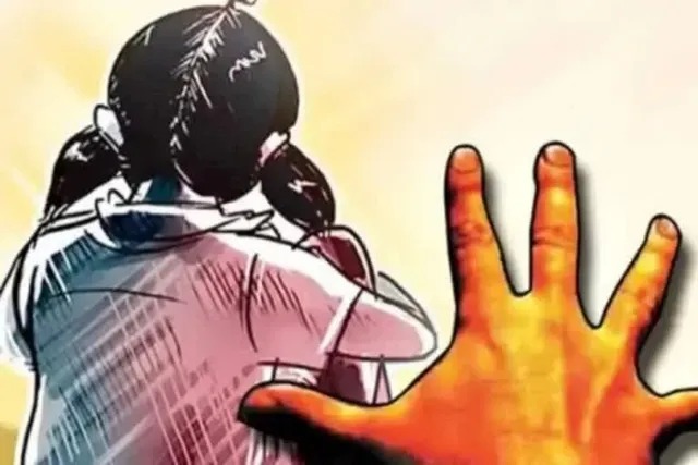 காதலிப்பதாக கூறி சிறுமியை 10 நாட்களாக…. அறையில் அடைத்து வைத்து…. நண்பர்களோடு நடந்த கொடூர சம்பவம்…!!