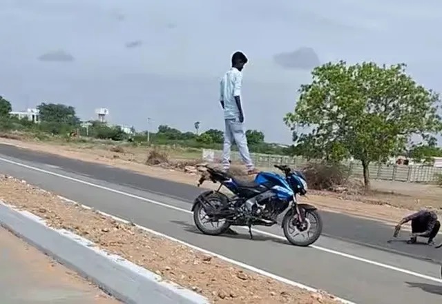 ரீல்ஸ் வெறி: உயிரை பணயம் வைத்த இளைஞர்… திட்டித்தீர்க்கும் இணையவாசிகள்…!!!