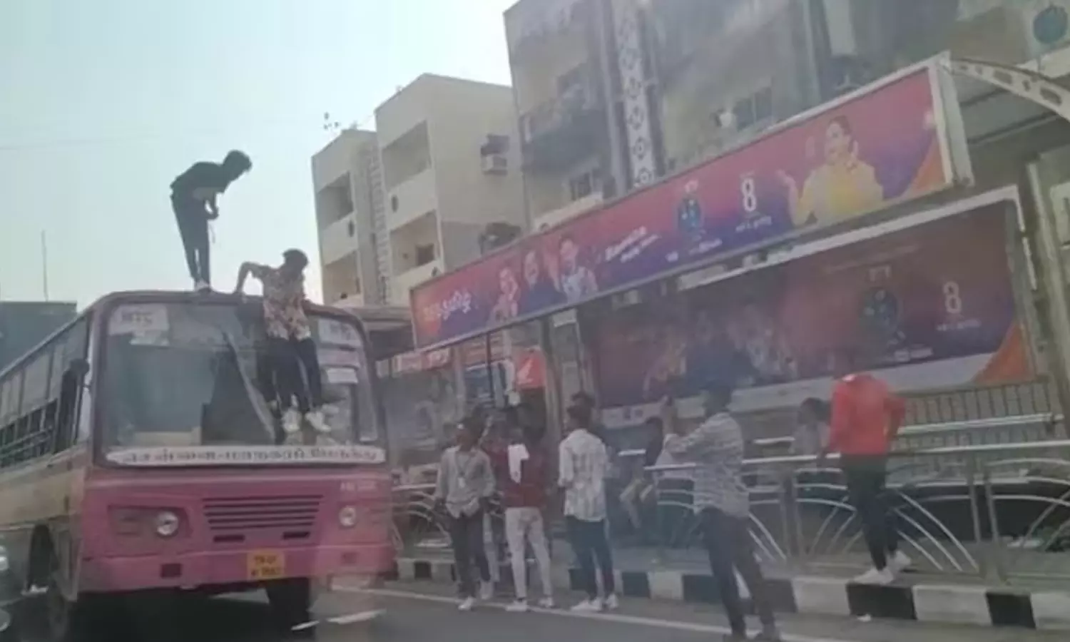 “ரூட் தல கொண்டாட்டம்”…. பேருந்தில் ஏறி அடாவடி… கல்லூரி மாணவர்கள் அதிரடி கைது…!!!