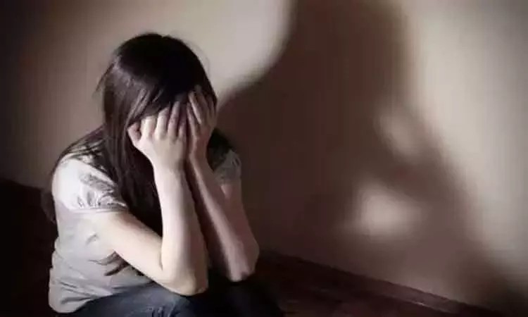 நீங்க ரொம்ப அழகா இருக்கீங்க…! சினிமாவில் பிரைட் ஃபியூச்சர் இருக்கு… நைசாக பேசி இளம் பெண்ணை சீரழித்த உதவி இயக்குனர்…!!!